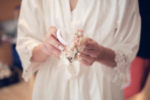 letzte Handgriffe erledigt die Braut selbst